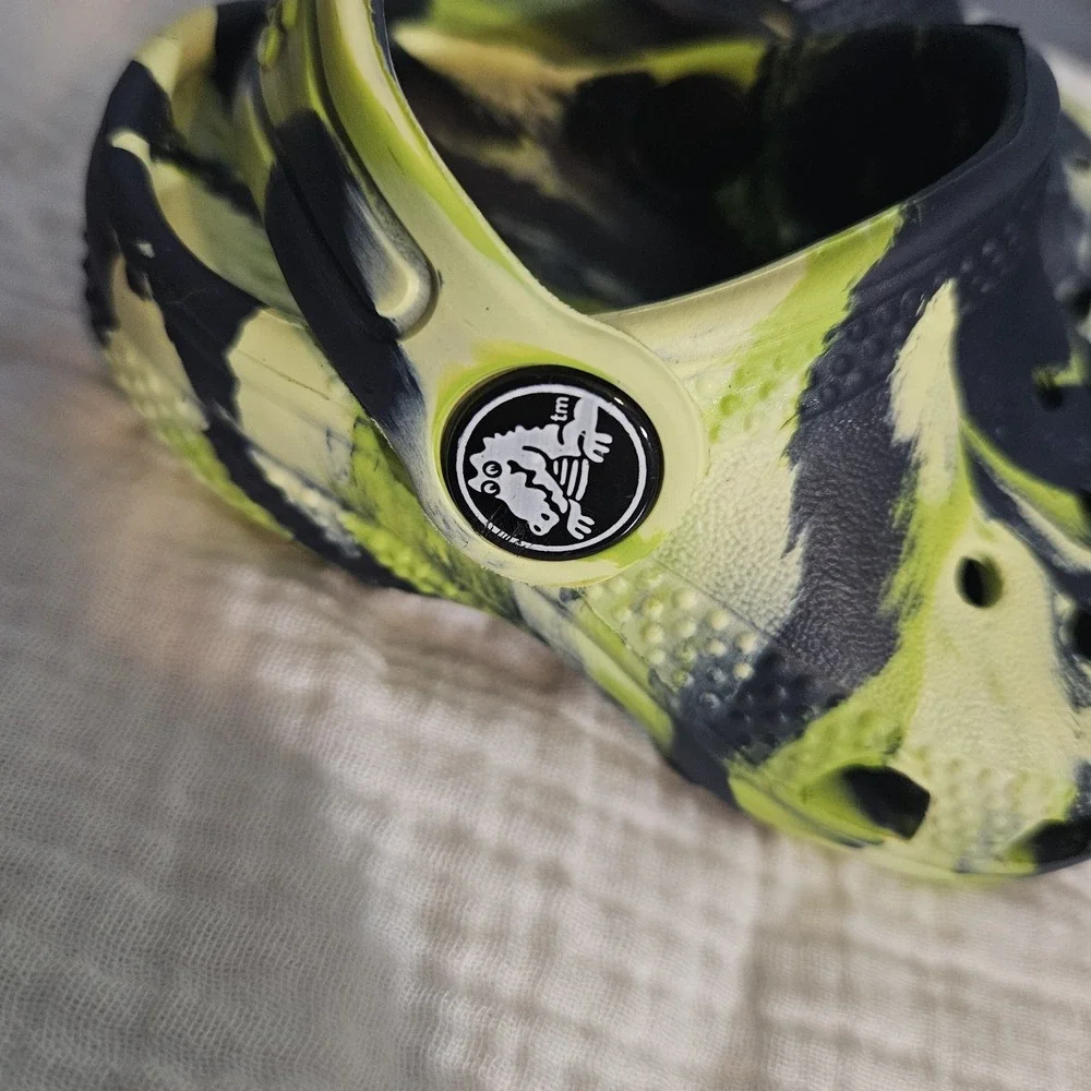 Crocs‎ Toddler Size C4 Black and Green Marbled Tie-Dye Crocband Shoe 4